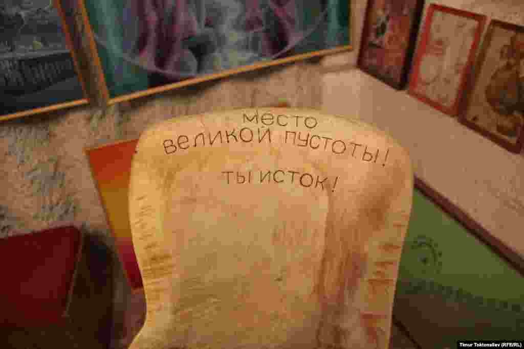 Скреплевдун пикиринде, бүгүн Жердеги кишилердин көбү өзүнүн жашоосуна өзү кожоюн эмес. 