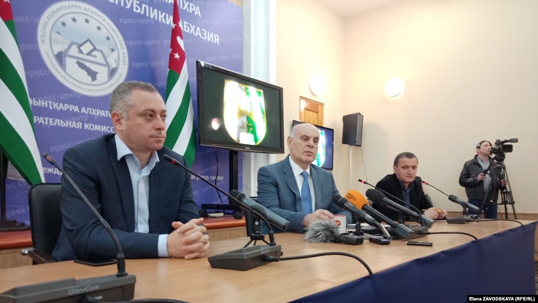 Слева направо: Вице-президент Бадра Гунба, президент Аслан Бжания, ведущий пресс-конференции Алхас Чолокуа