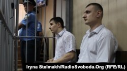 Ексберкутівці Сергій Зінченко та Павло Аброськін під час судового засідання у Святошинському суді Києва, 3 серпня 2015 року