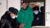 "Голодный, но пока с двумя ногами". Навальный объявил голодовку