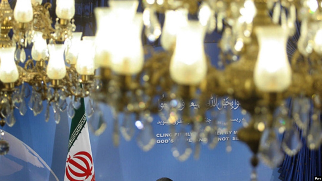 يکی از عواملی که به پيروزی محمود احمدی نژاد درانتخابات رياست جمهوری کمک کرد، قول های انتخاباتی وی برای برقراری عدالت اقتصادی و بهبود وضعيت اقتصادی در ايران بود.