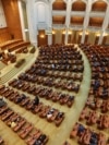 Configurația Parlamentului nu ține cont de rezultatul votului: parlamentarii pot migra fără probleme de la un grup parlamentar la altul. În cazul în care nu mai sunt de acord cu șefii lor, pot rămâne neafiliați. Dar puțini optează pentru asta. 