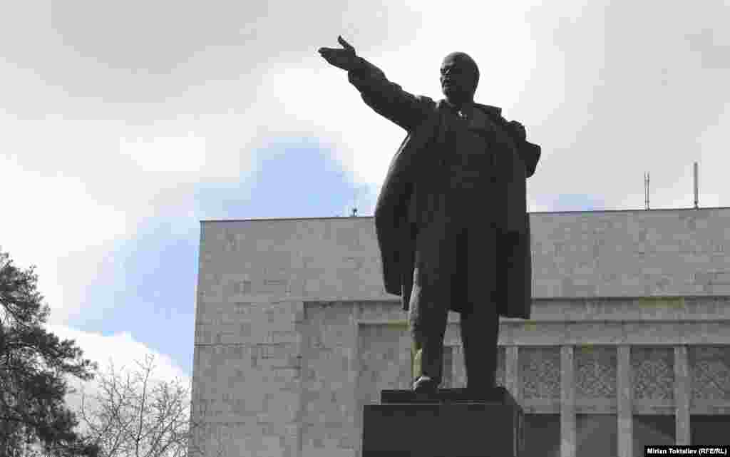 Бишкектеги бул эстеликтин салмагы 17 тонна.