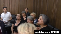 Աջից՝ Տիգրան Օհանջանյանի մայրը՝ Գոհար Սարգսյանը, արխիվ